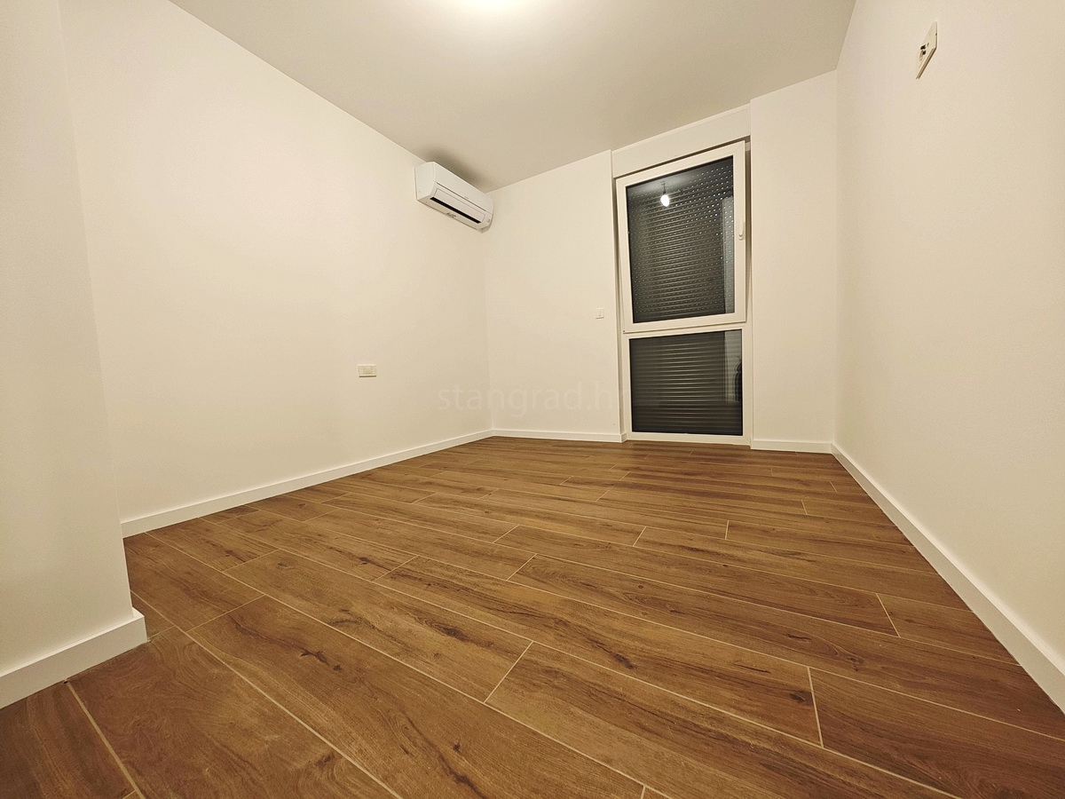 Omišalj, prodaja, čudovit apartma v prvem nadstropju z vrtom, blizu morja!