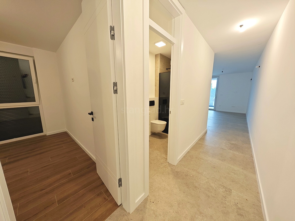 Omišalj, prodaja, čudovit apartma v prvem nadstropju z vrtom, blizu morja!