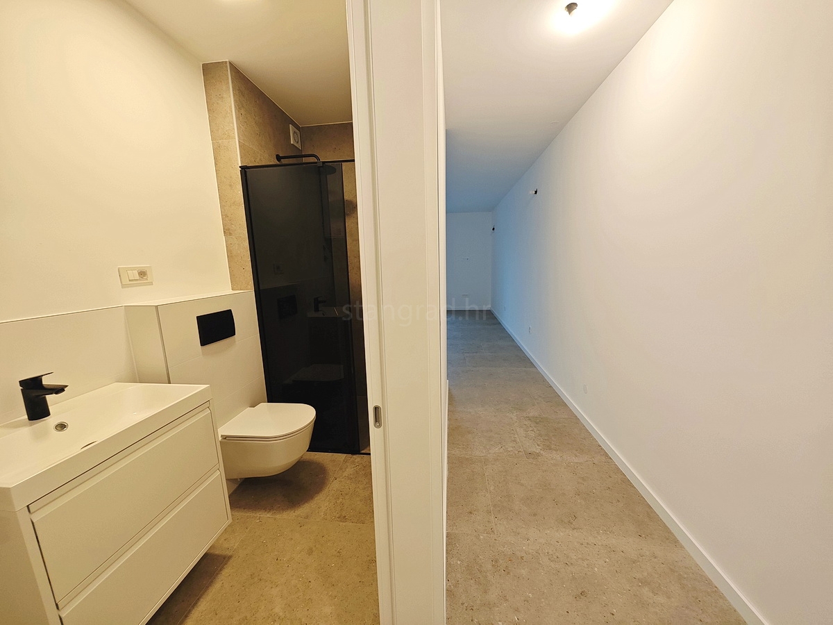 Omišalj, prodaja, čudovit apartma v prvem nadstropju z vrtom, blizu morja!