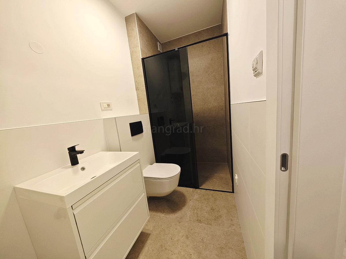 Omišalj, prodaja, čudovit apartma v prvem nadstropju z vrtom, blizu morja!