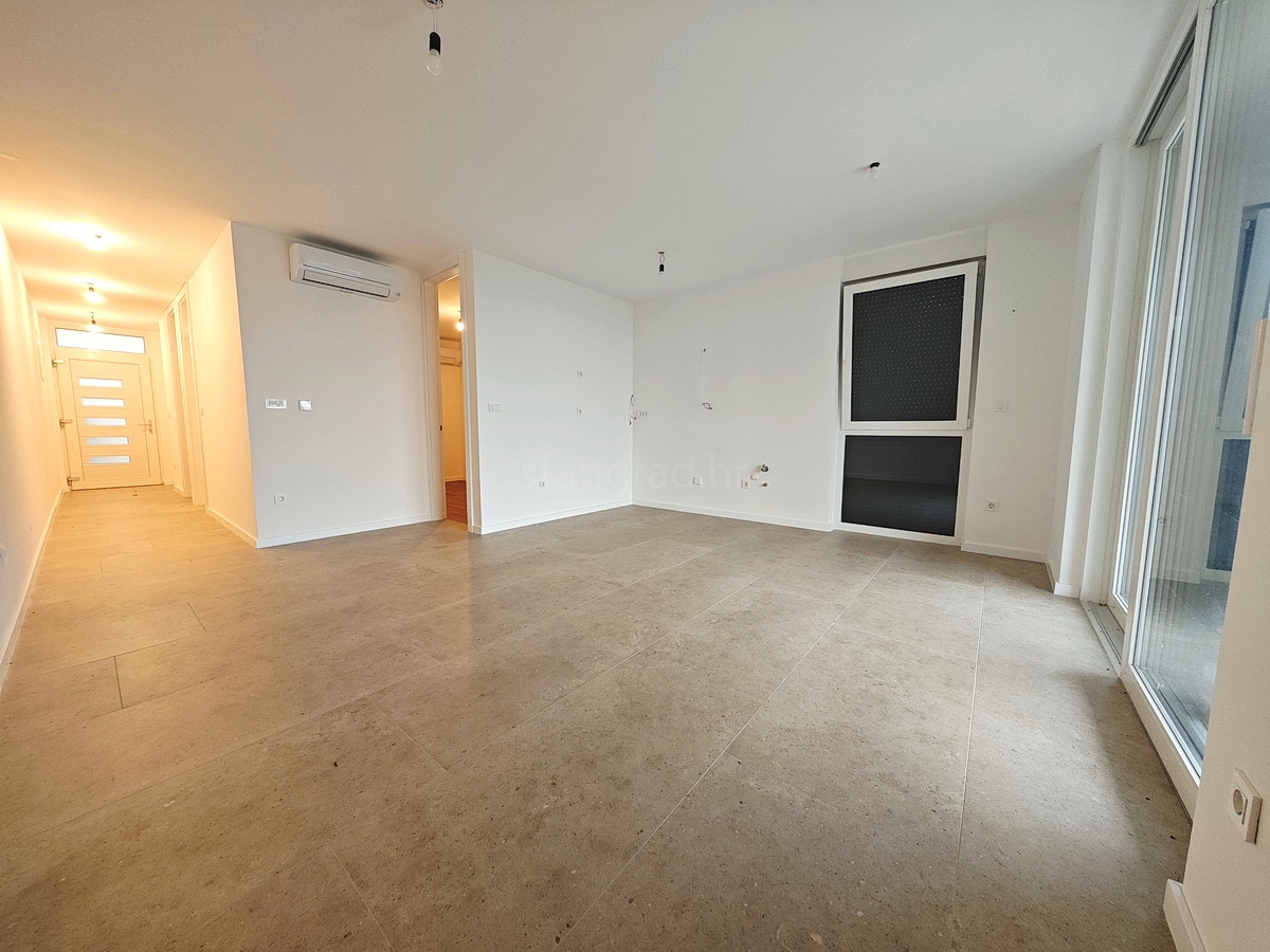 Omišalj, prodaja, čudovit apartma v prvem nadstropju z vrtom, blizu morja!