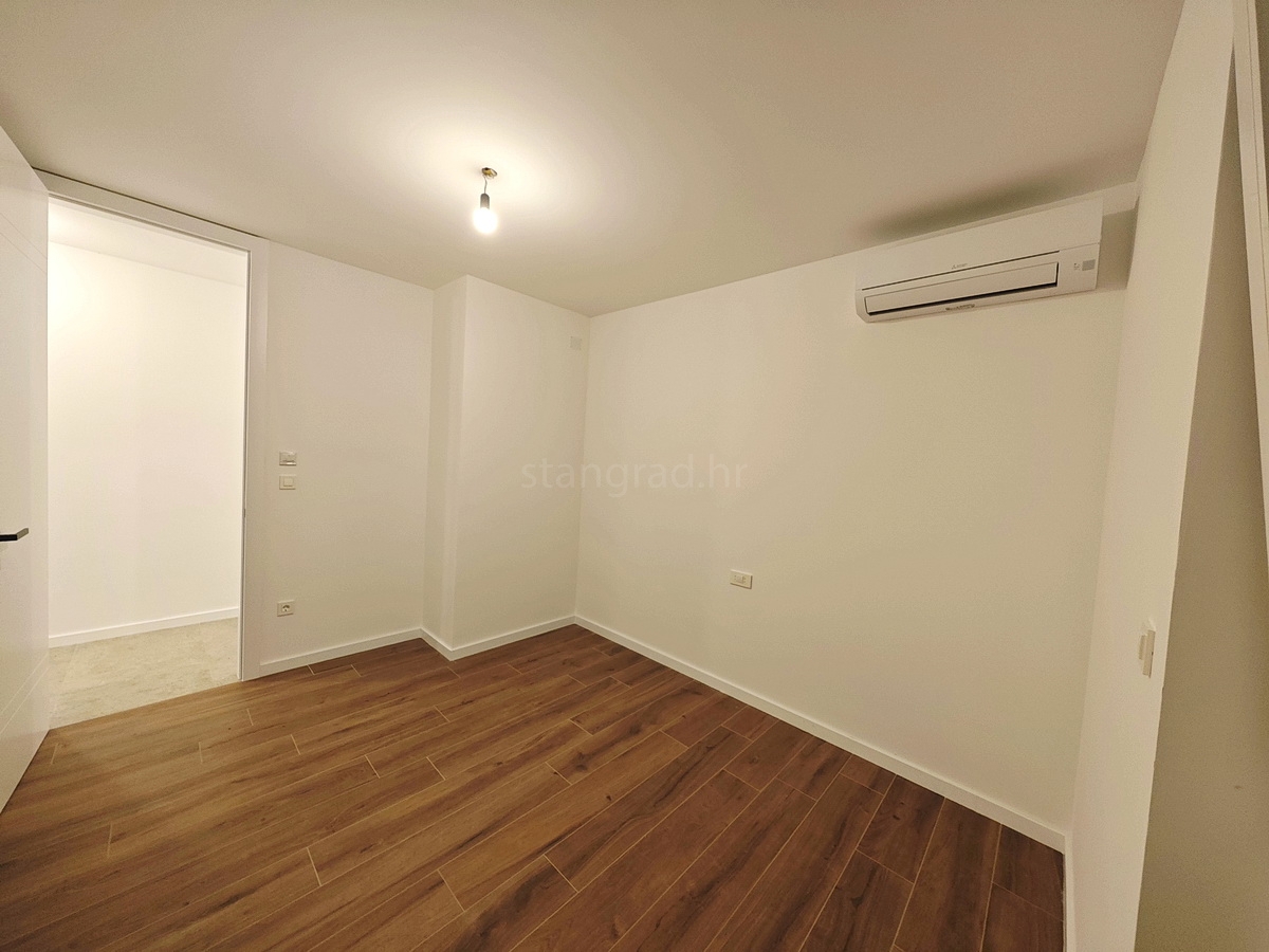 Omišalj, prodaja, čudovit apartma v prvem nadstropju z vrtom, blizu morja!