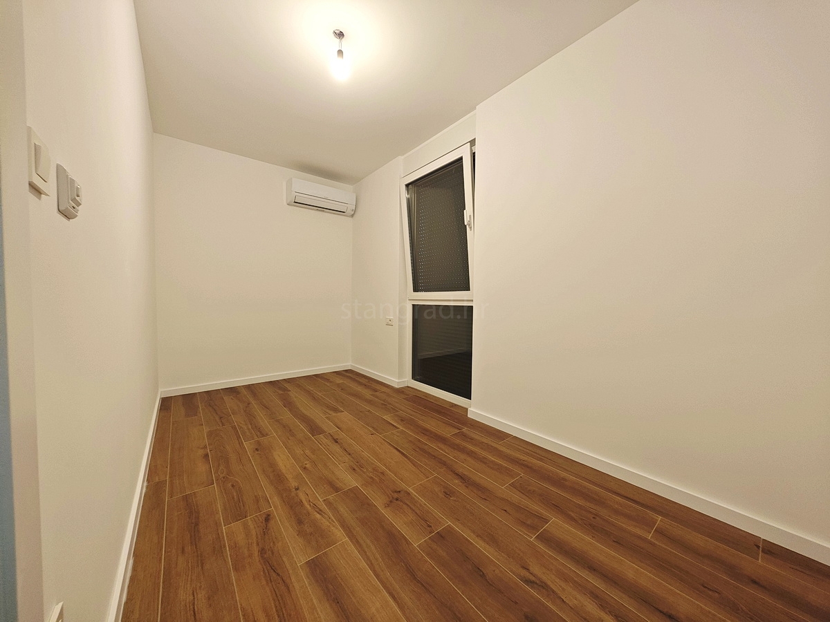 Omišalj, prodaja, čudovit apartma v prvem nadstropju z vrtom, blizu morja!