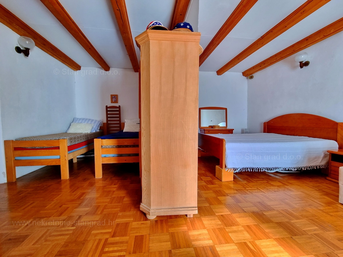 Okolica Krka, prodamo kamnito hišo dvojček na odlični lokaciji!