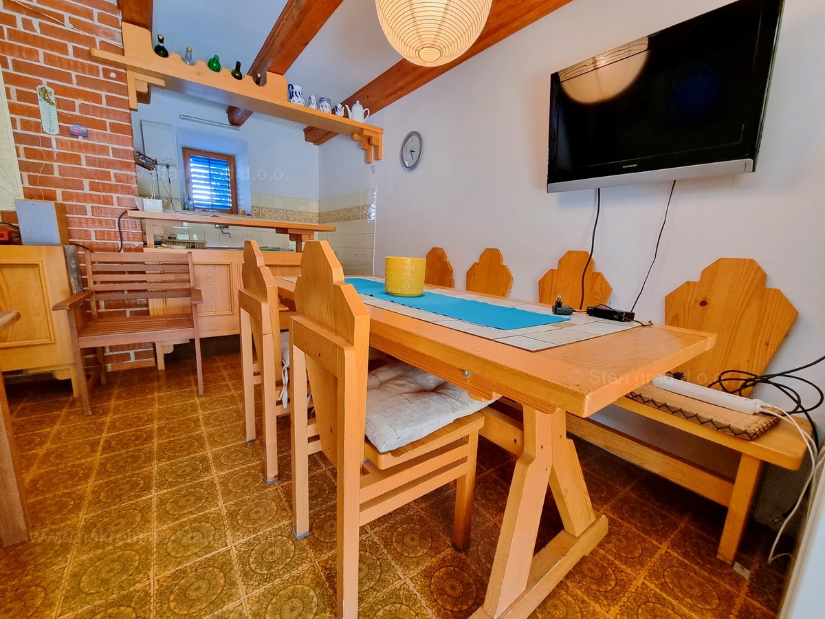 Okolica Krka, prodamo kamnito hišo dvojček na odlični lokaciji!