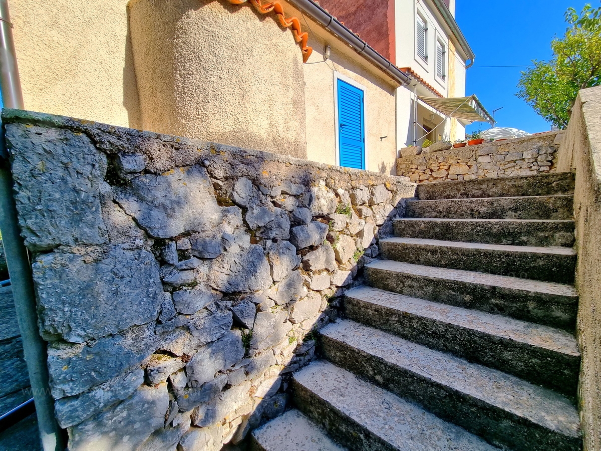 Okolica Krka, prodamo kamnito hišo dvojček na odlični lokaciji!
