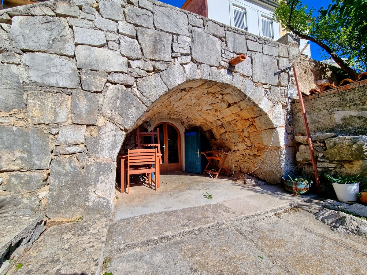 Okolica Krka, prodamo kamnito hišo dvojček na odlični lokaciji!