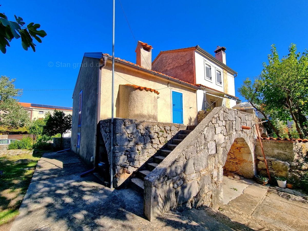 Okolica Krka, prodamo kamnito hišo dvojček na odlični lokaciji!