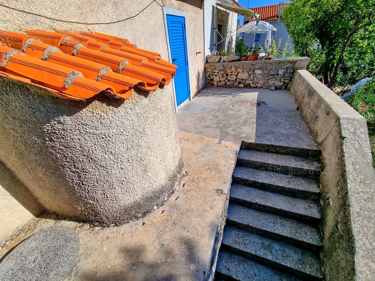 Okolica Krka, prodamo kamnito hišo dvojček na odlični lokaciji!