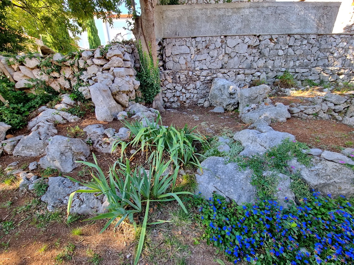 Okolica Krka, prodamo kamnito hišo dvojček na odlični lokaciji!