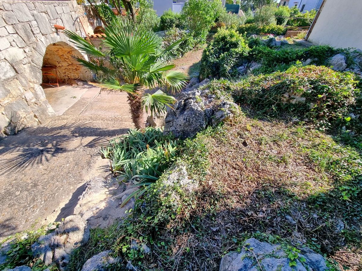 Okolica Krka, prodamo kamnito hišo dvojček na odlični lokaciji!