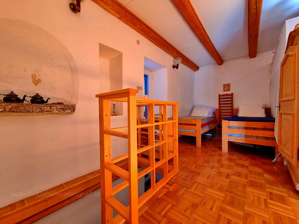 Okolica Krka, prodamo kamnito hišo dvojček na odlični lokaciji!