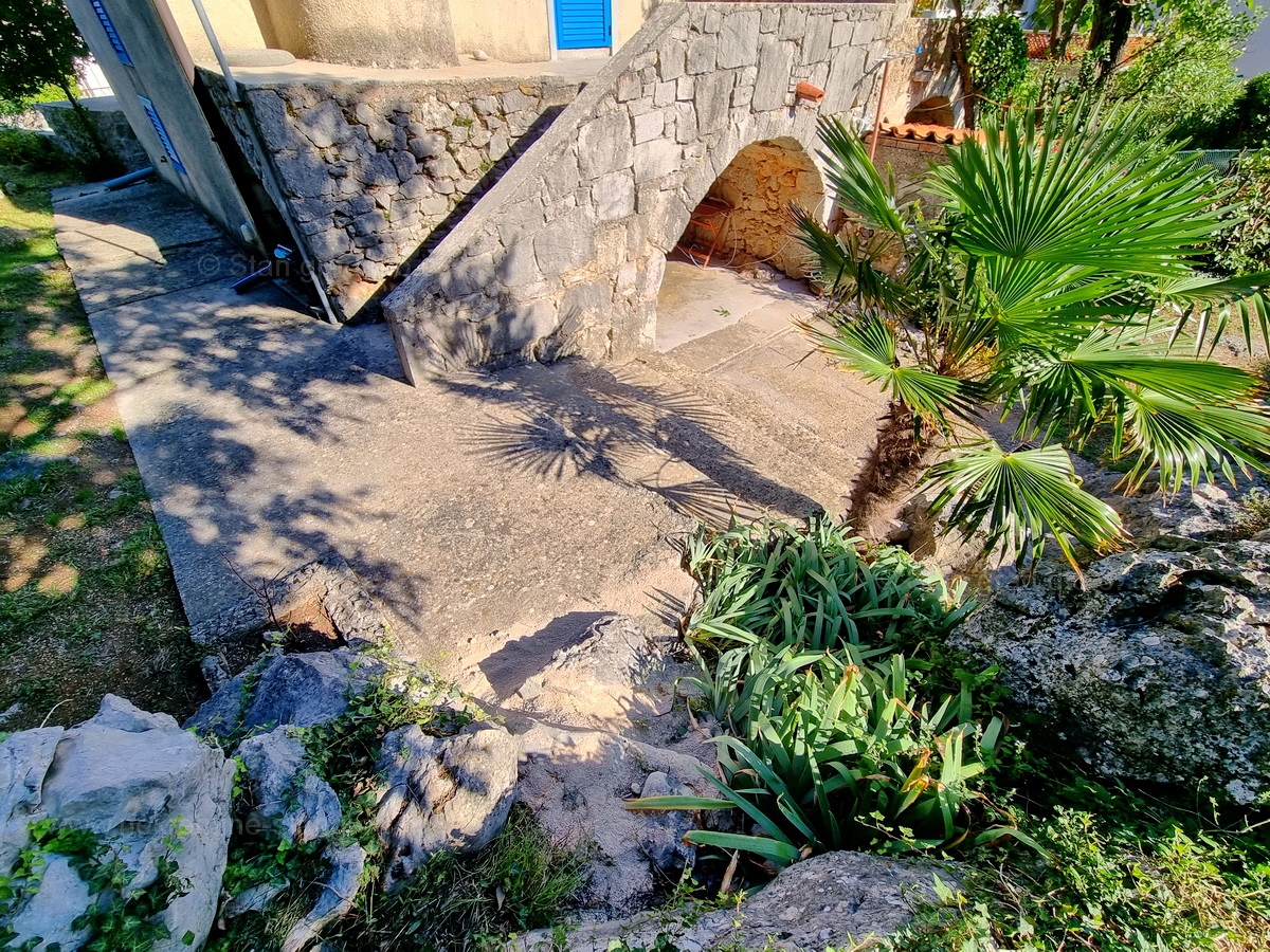 Okolica Krka, prodamo kamnito hišo dvojček na odlični lokaciji!