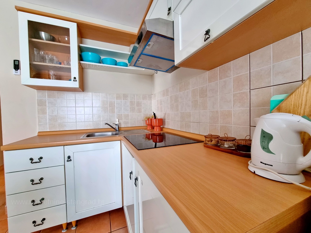 Njivice, prodaja enosobnih in garsonjer v drugem nadstropju hiše!