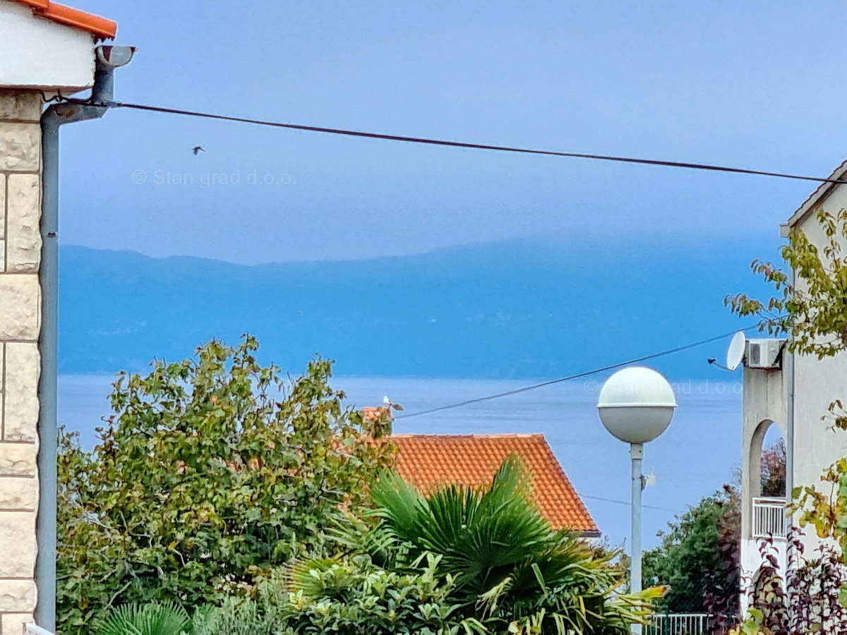 Njivice, prodaja enosobnih in garsonjer v drugem nadstropju hiše!