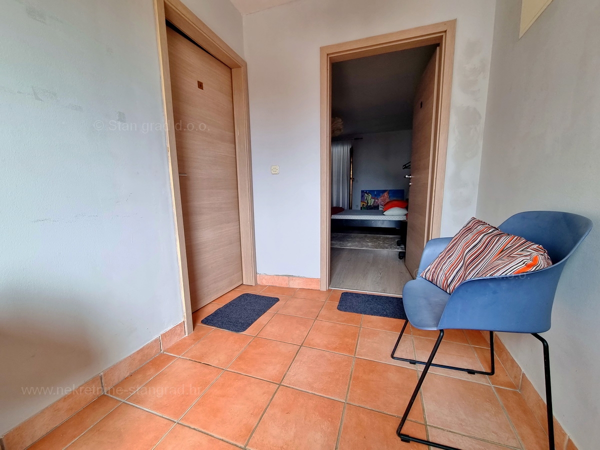 Njivice, prodaja enosobnih in garsonjer v drugem nadstropju hiše!