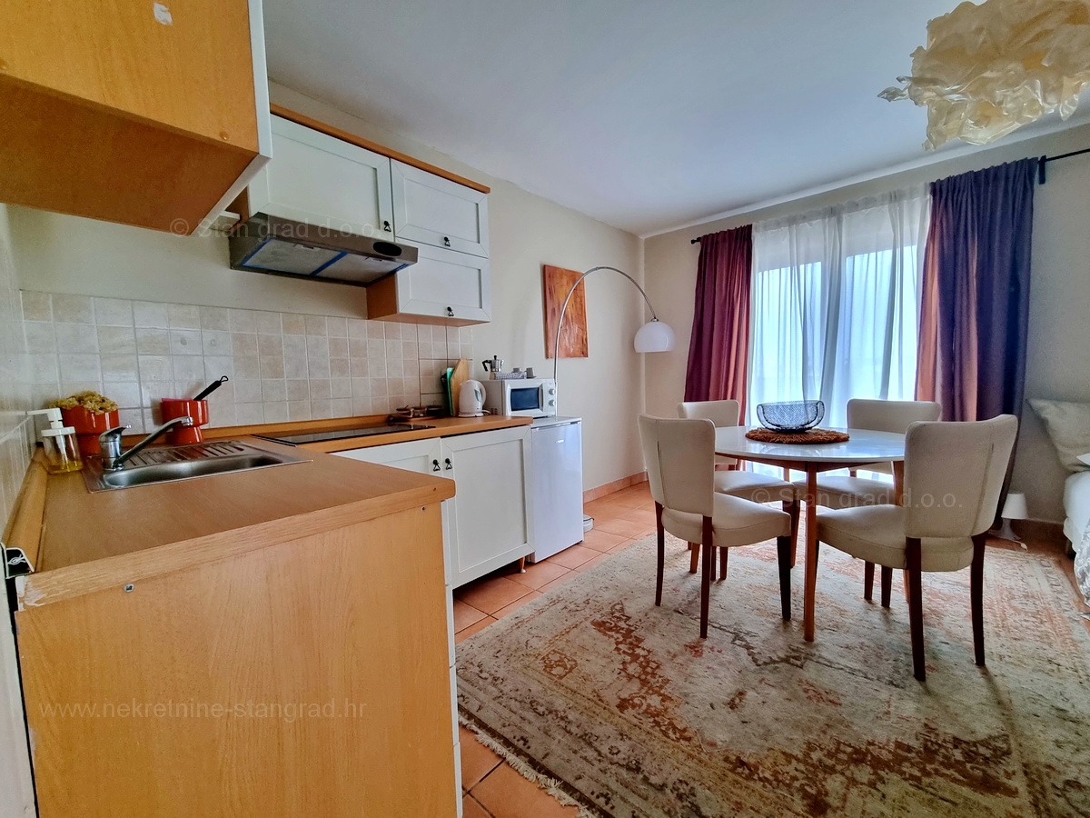 Njivice, prodaja enosobnih in garsonjer v drugem nadstropju hiše!