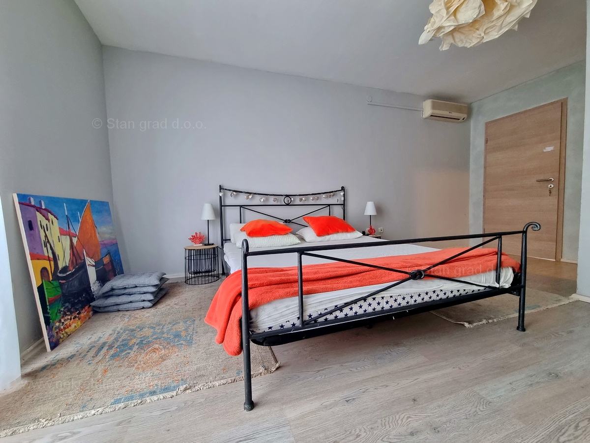 Njivice, prodaja enosobnih in garsonjer v drugem nadstropju hiše!