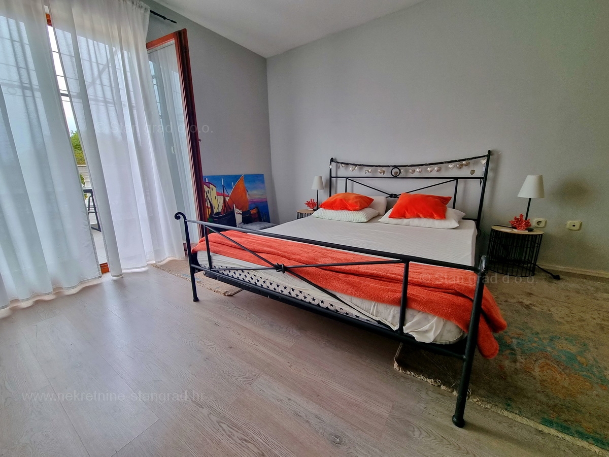 Njivice, prodaja enosobnih in garsonjer v drugem nadstropju hiše!