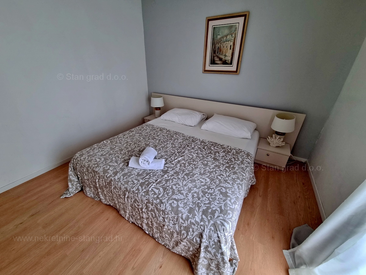 Njivice, prodaja enosobnih in garsonjer v drugem nadstropju hiše!