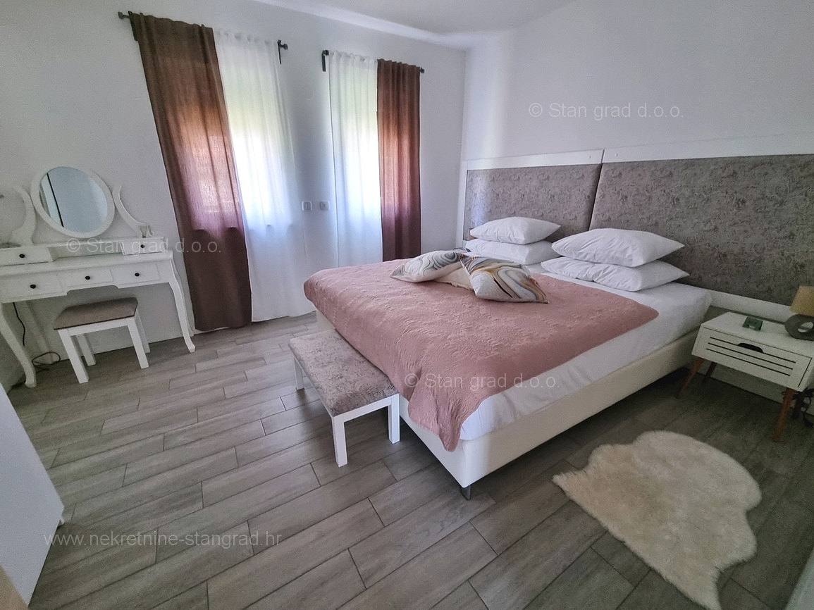 Zaledje Crikvenice, izjemna kompletno opremljena hiša z bazenom!