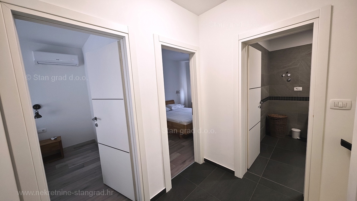 Malinska center, moderna hiša dvojček na odlični lokaciji!