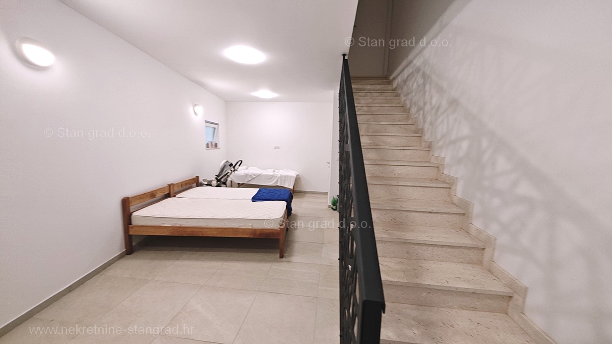 Malinska center, moderna hiša dvojček na odlični lokaciji!