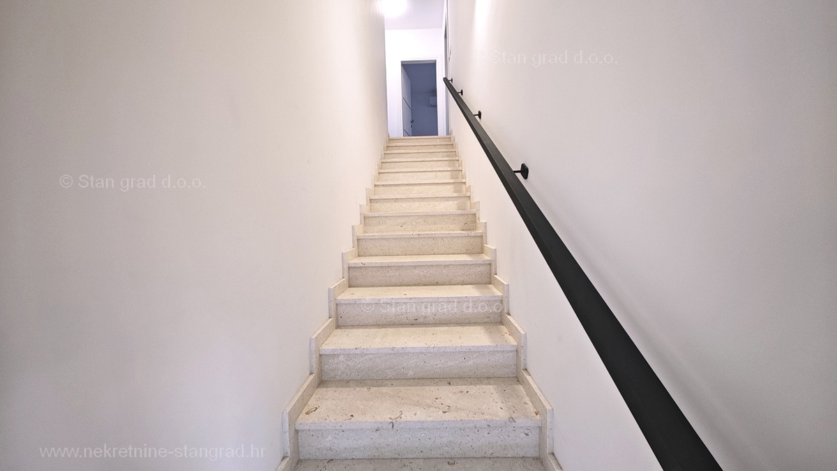 Malinska center, moderna hiša dvojček na odlični lokaciji!