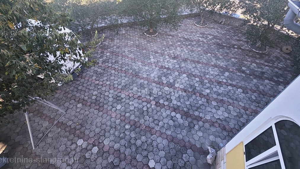 Malinska, samostojna hiša s 4 stanovanjskimi enotami!