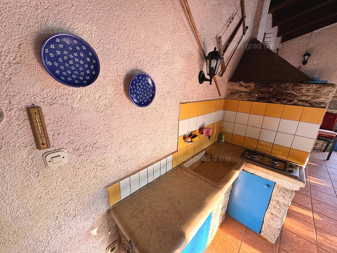 Okolica Krka, rustikalna kamnita hiša z vrtom!