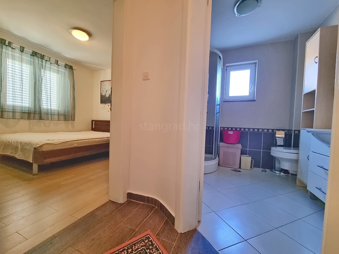Baška, stanovanje v pritličju z velikim vrtom!