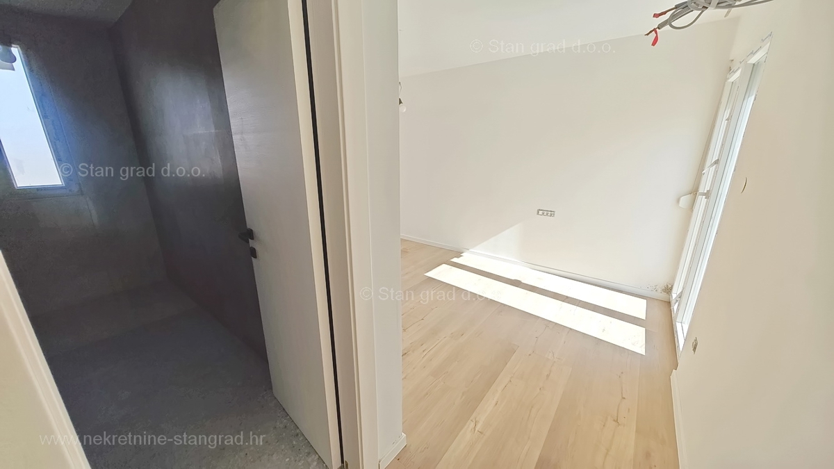 Krk, apartma v 1. nadstropju novogradnje z bazenom!