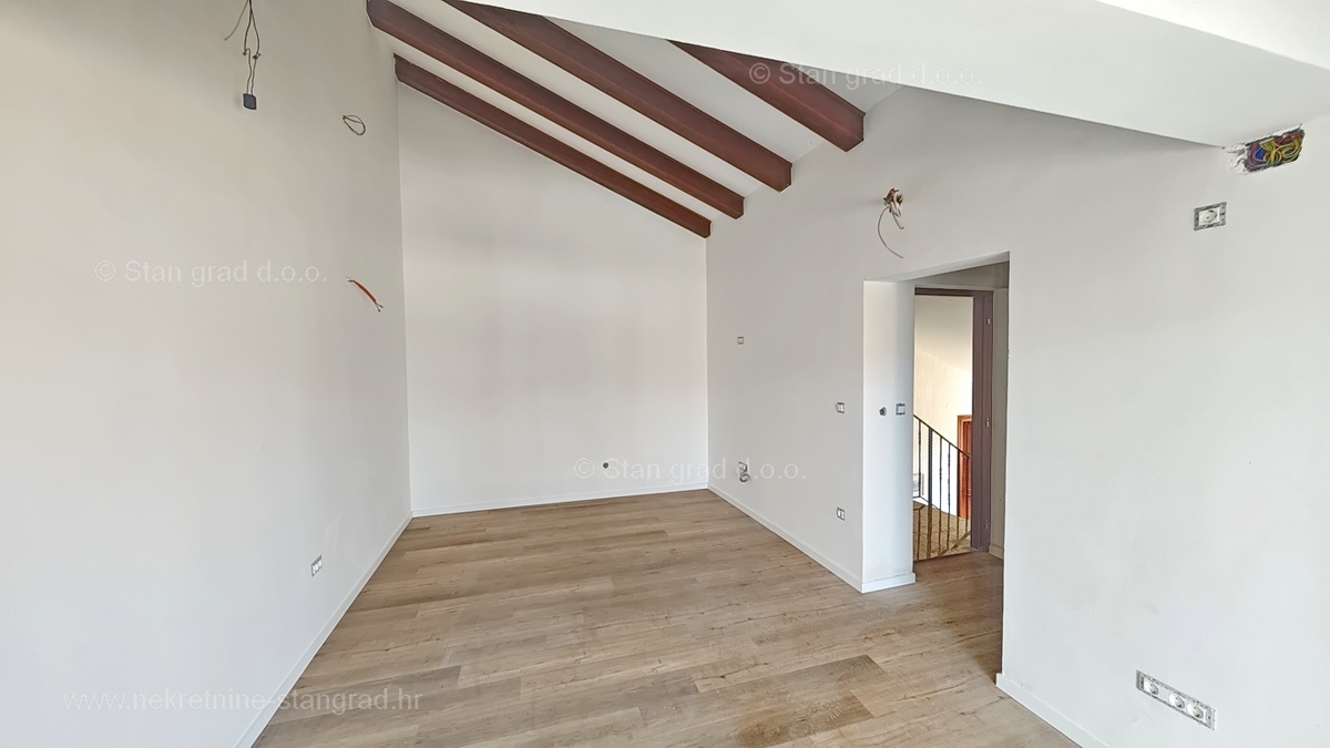 Krk, apartma v 1. nadstropju novogradnje z bazenom!