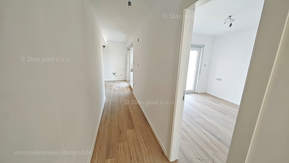 Krk, apartma v 1. nadstropju novogradnje z bazenom!