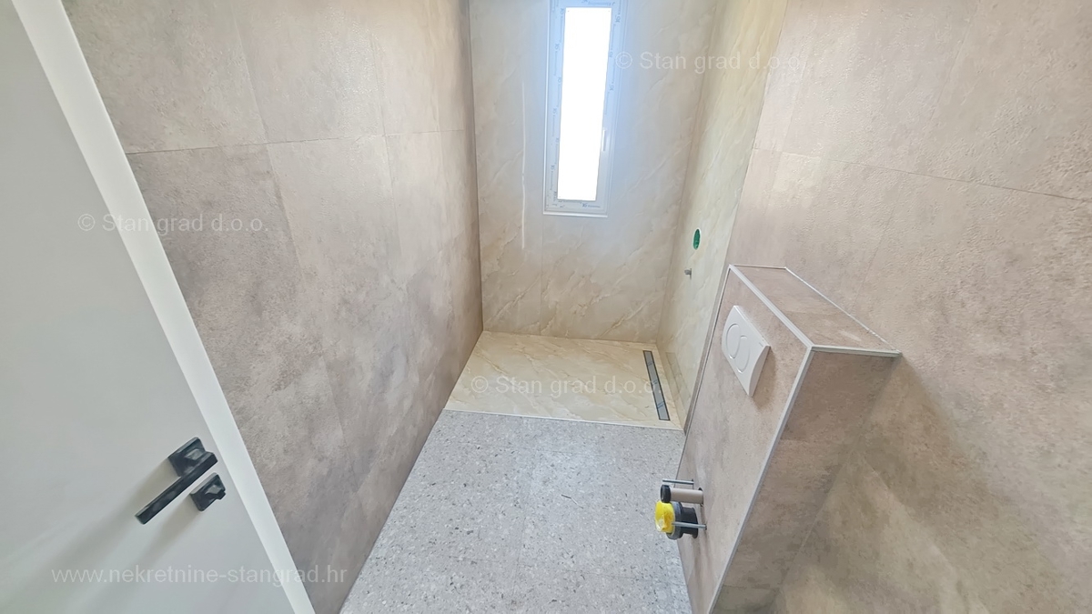 Krk, apartma v 1. nadstropju novogradnje z bazenom!