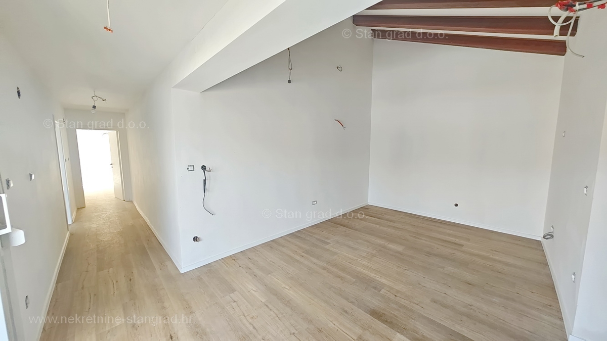 Krk, apartma v 1. nadstropju novogradnje z bazenom!