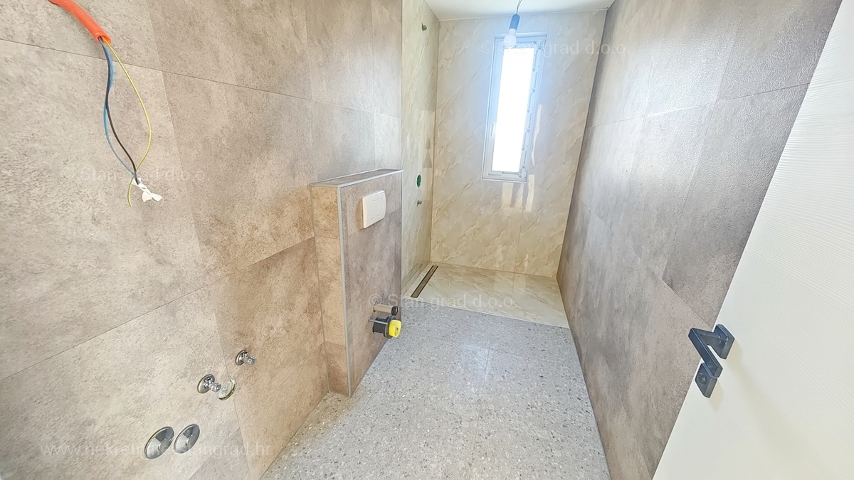 Krk, apartma v 1. nadstropju novogradnje z bazenom!