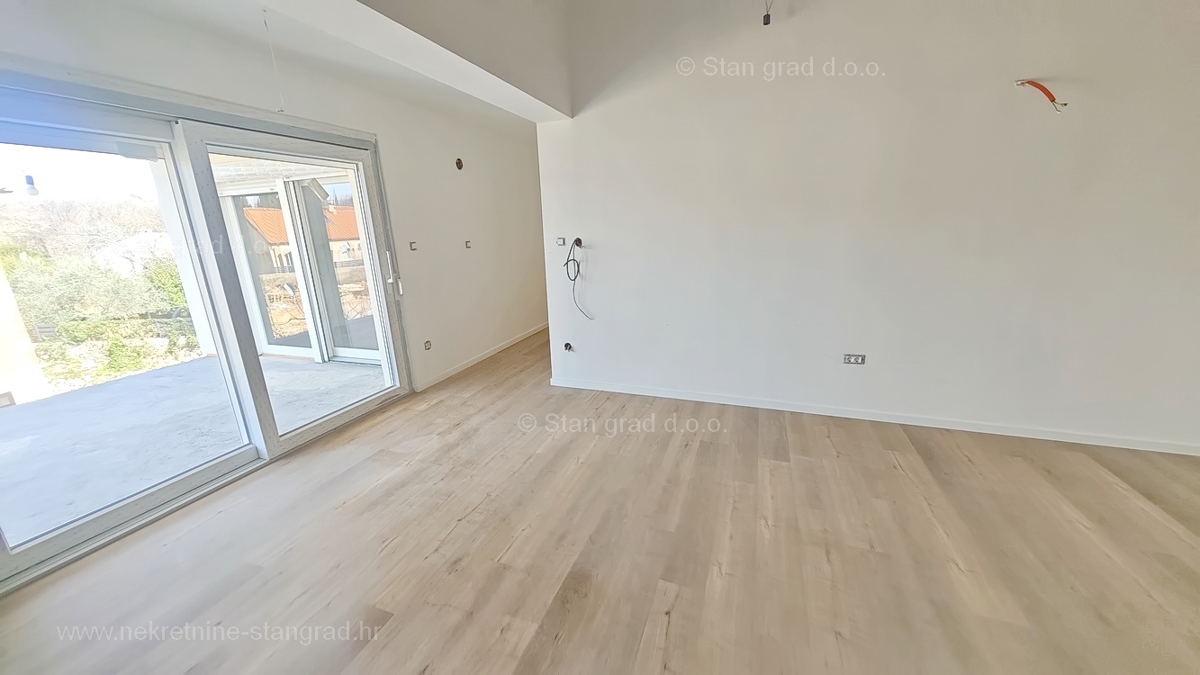 Krk, apartma v 1. nadstropju novogradnje z bazenom!