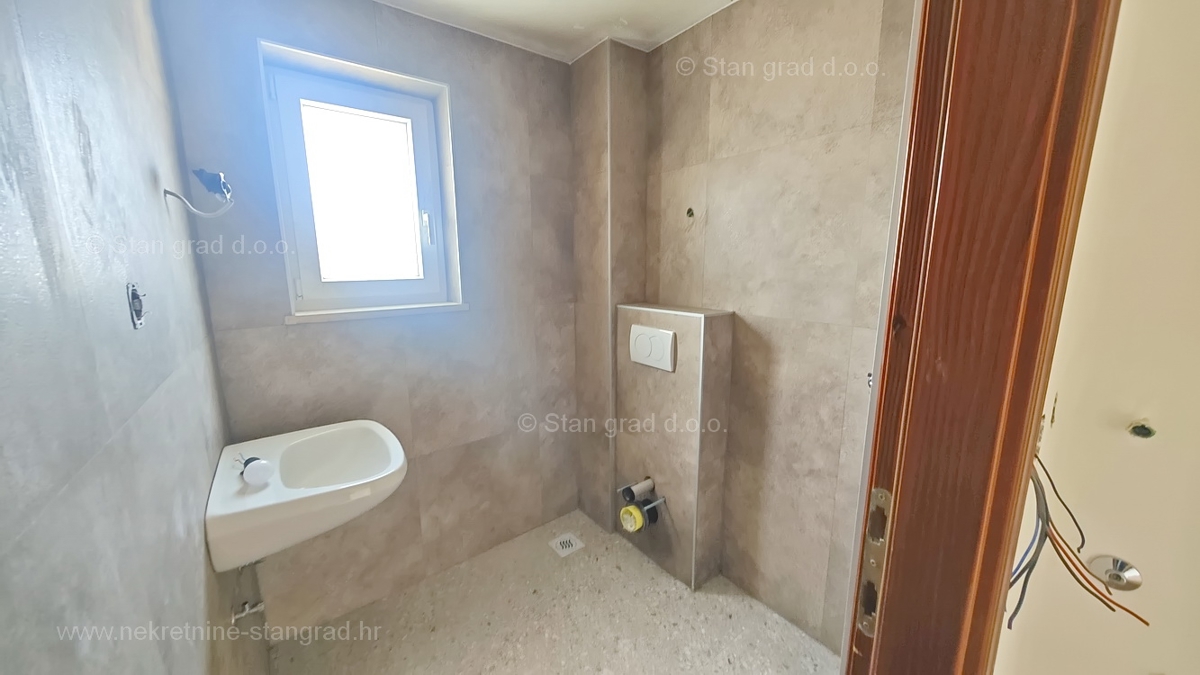 Krk, apartma v 1. nadstropju novogradnje z bazenom!