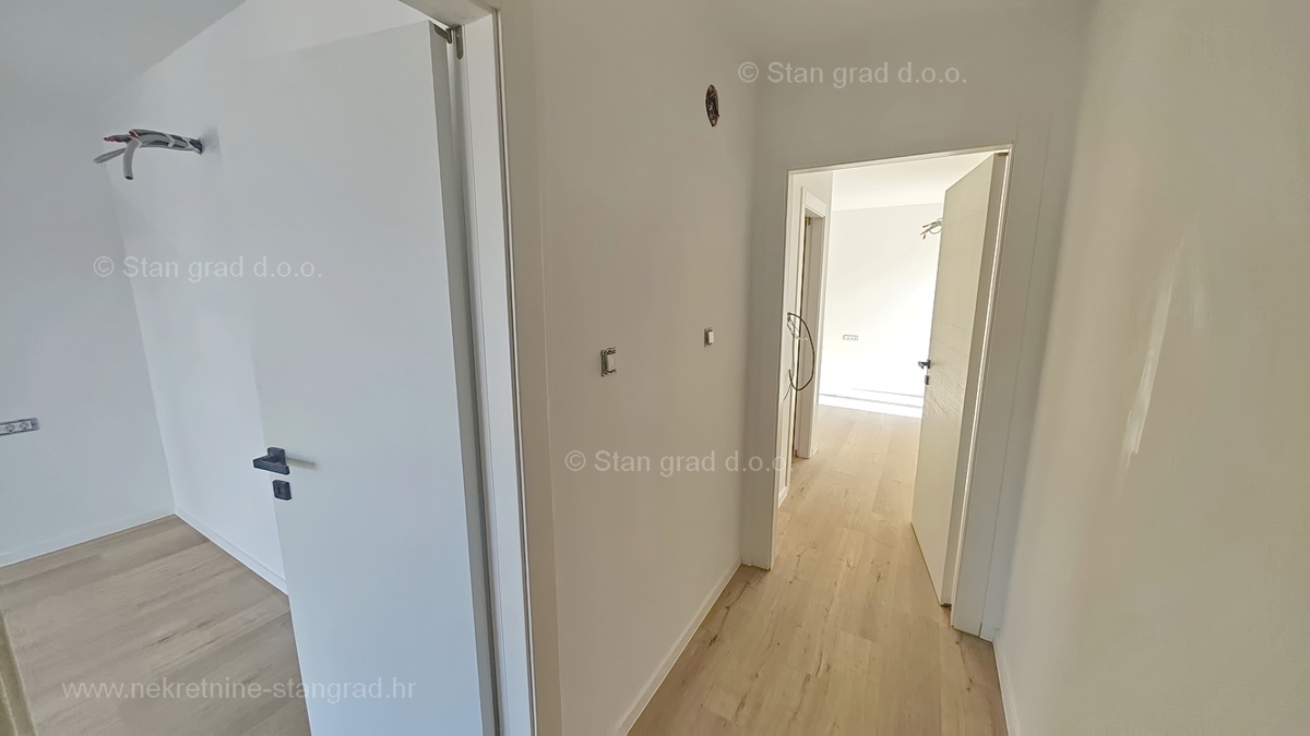 Krk, apartma v 1. nadstropju novogradnje z bazenom!