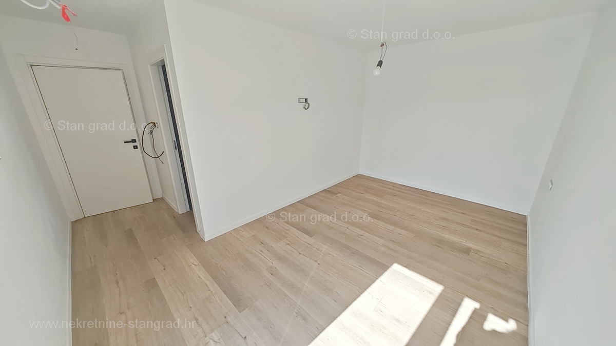 Krk, apartma v 1. nadstropju novogradnje z bazenom!