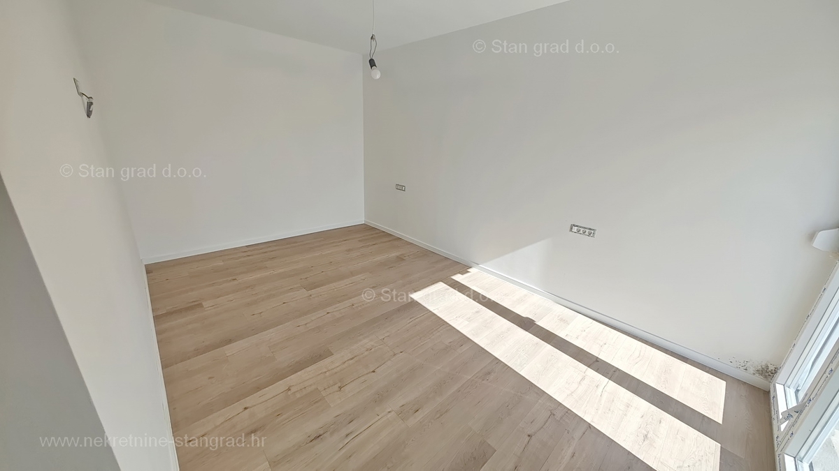 Krk, apartma v 1. nadstropju novogradnje z bazenom!