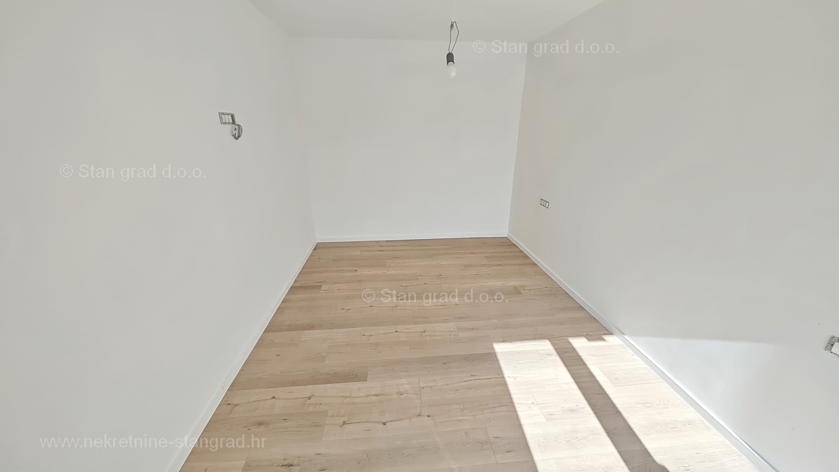 Krk, apartma v 1. nadstropju novogradnje z bazenom!