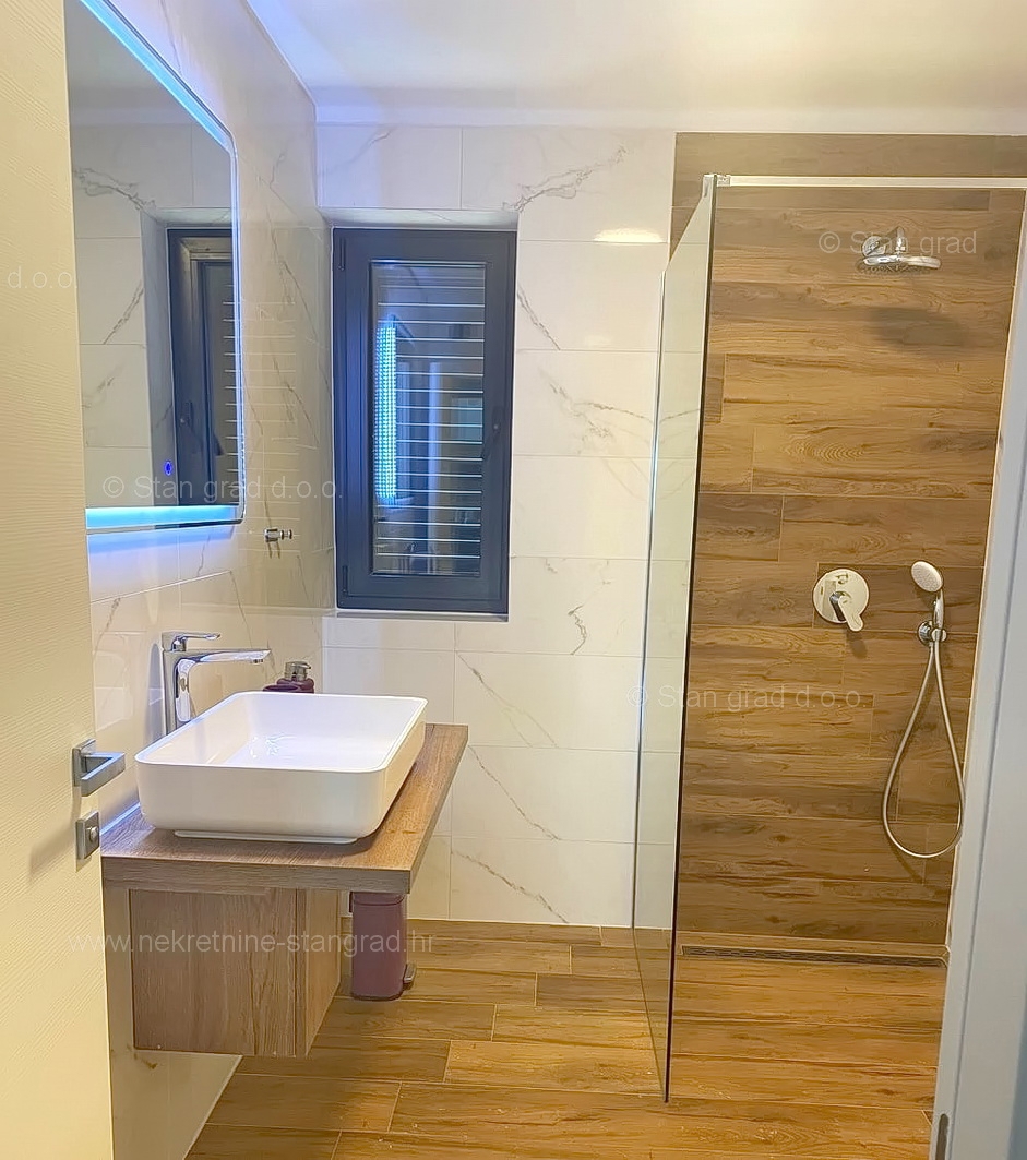 Punat, pritlični apartma z vrtom, bazenom in pogledom na morje!
