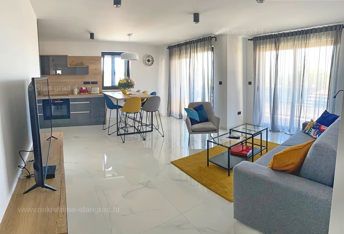 Punat, pritlični apartma z vrtom, bazenom in pogledom na morje!