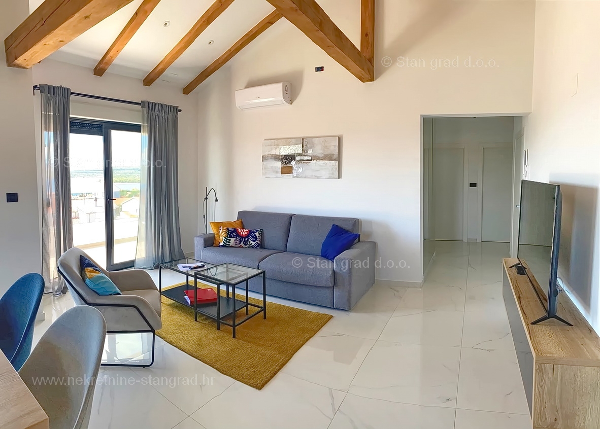 Punat, pritlični apartma z vrtom, bazenom in pogledom na morje!
