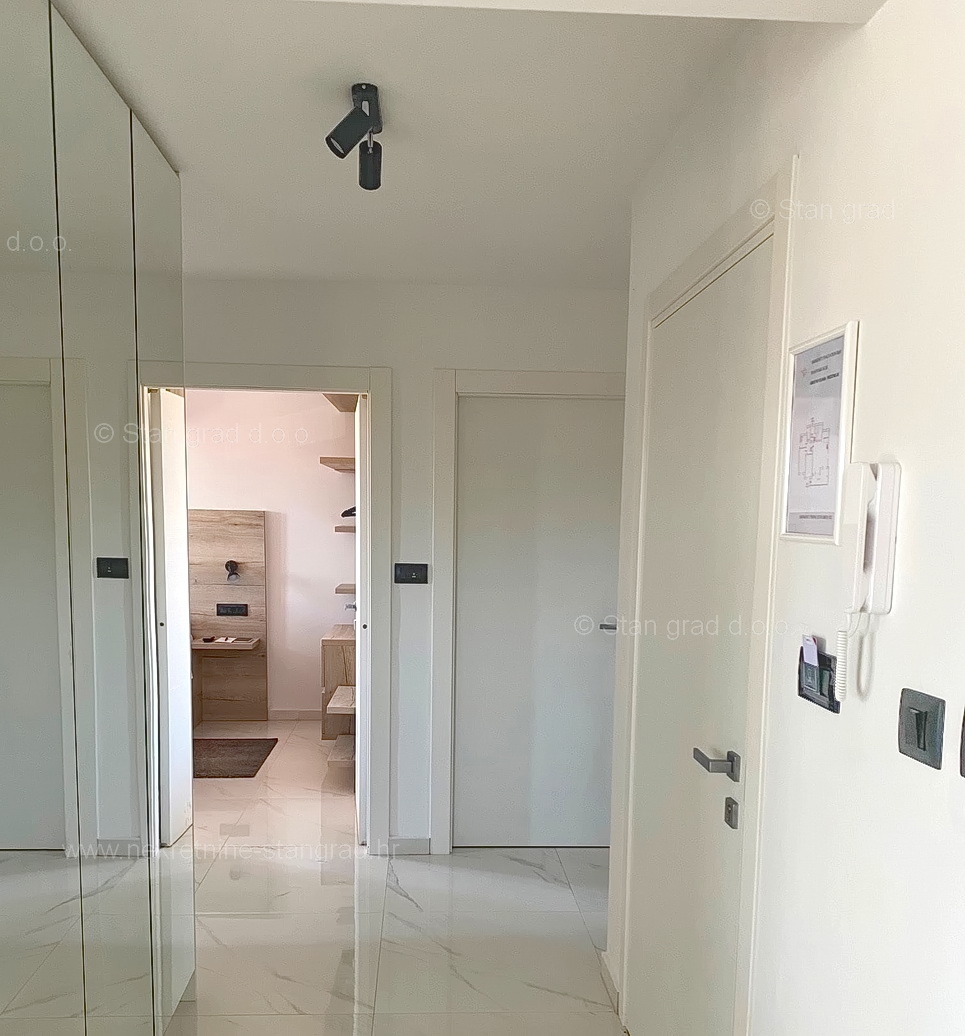 Punat, pritlični apartma z vrtom, bazenom in pogledom na morje!