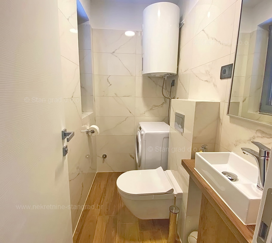 Punat, pritlični apartma z vrtom, bazenom in pogledom na morje!