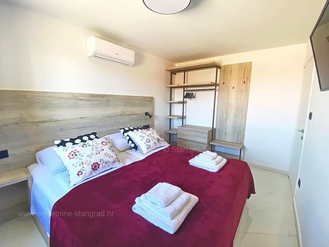 Punat, pritlični apartma z vrtom, bazenom in pogledom na morje!