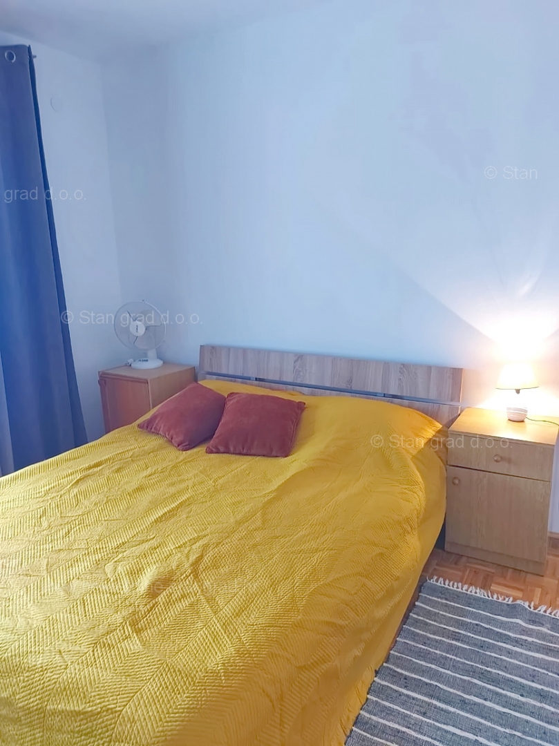 Njivice, samostojna hiša s tremi stanovanjskimi enotami in vrtom!